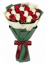 Букет Микс из красных и белых роз в Старогладовской