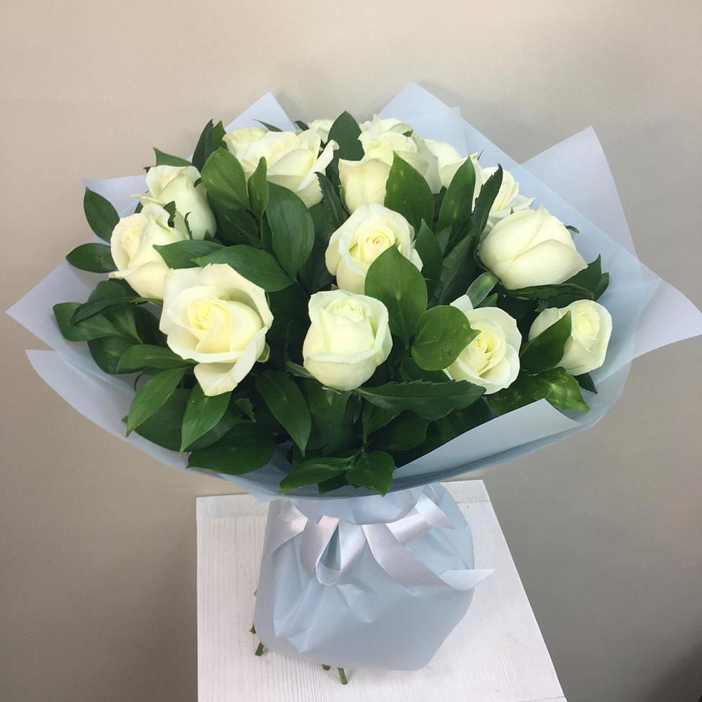 Букет 15 Белых роз Проуд в Старогладовской