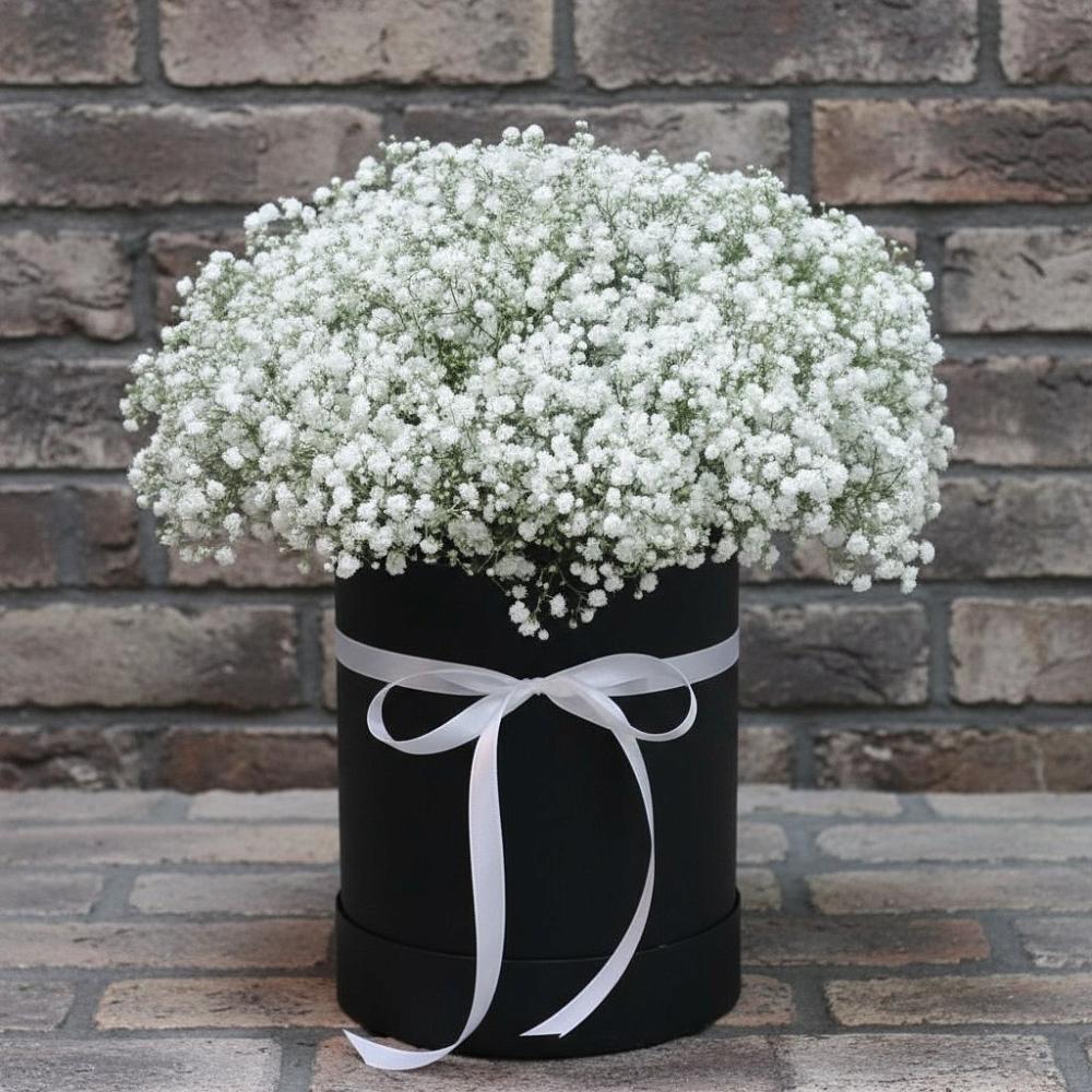 Цветочная композиция из Гипсофила в шляпной коробке в Старогладовской