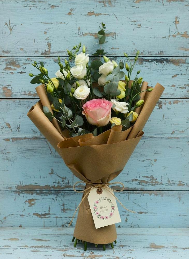 Букет цветов из: Розы и Лизиантусы в Старогладовской