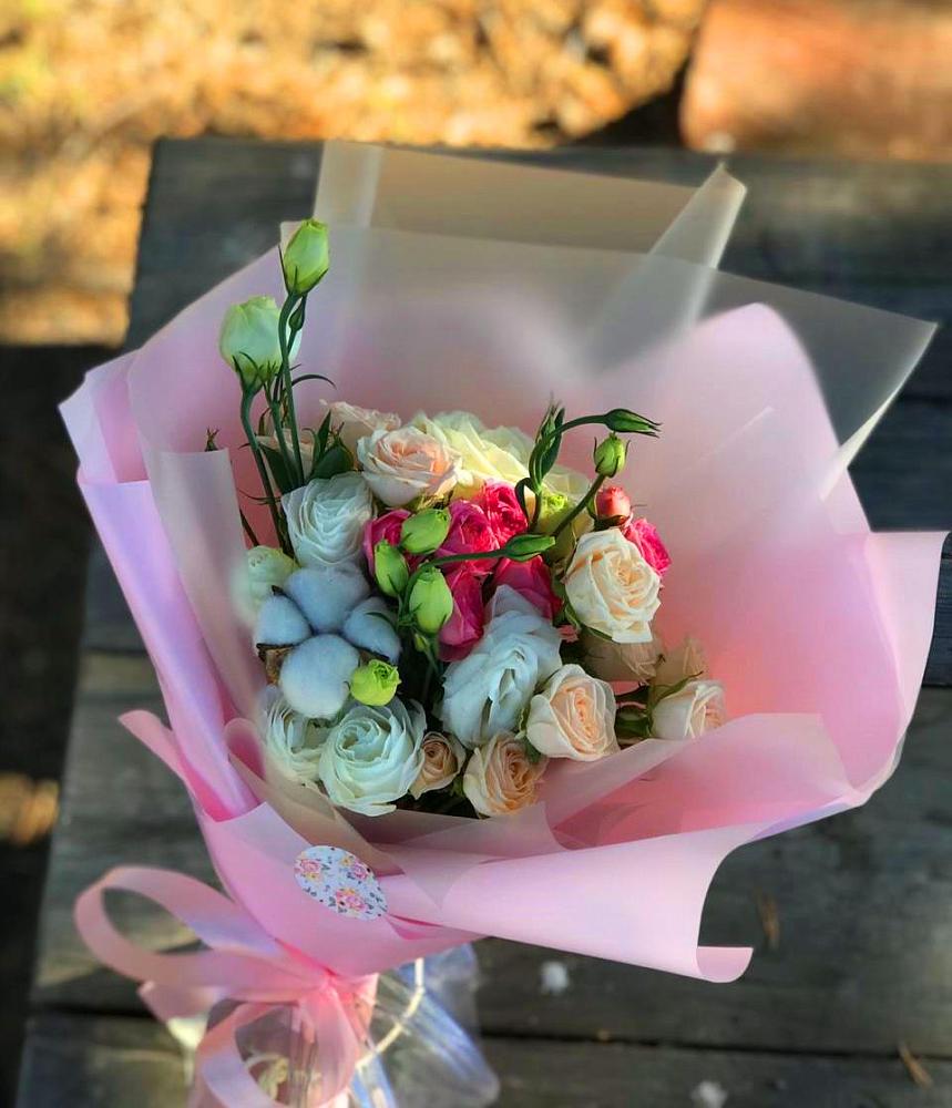 Букет цветов из: Розы и Лизиантусы в Старогладовской