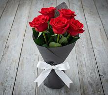 Букет 5 Красных роз Эдлесс Лав в Старогладовской