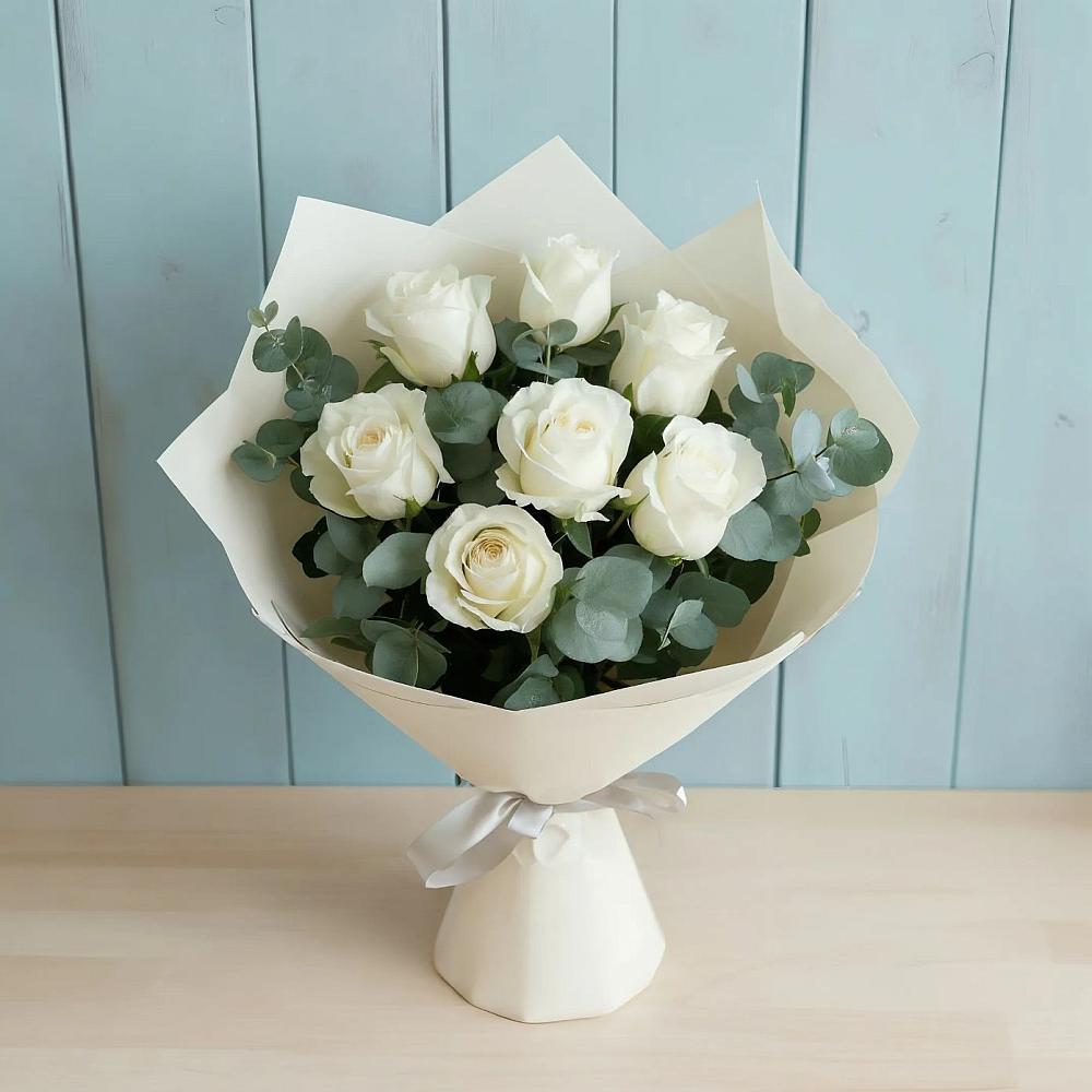 Букет Белые розы в Эвкалипте в Старогладовской