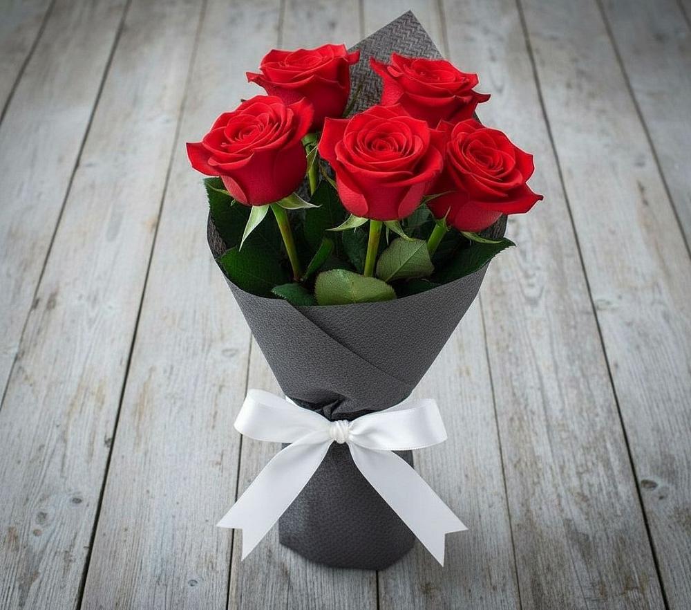 Букет 5 Красных роз Эдлесс Лав в Старогладовской
