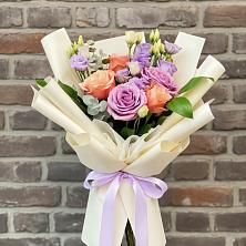 Букет цветов из:  Лизиантусы и Розы в Старогладовской