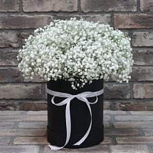 Цветочная композиция из Гипсофила в шляпной коробке в Старогладовской