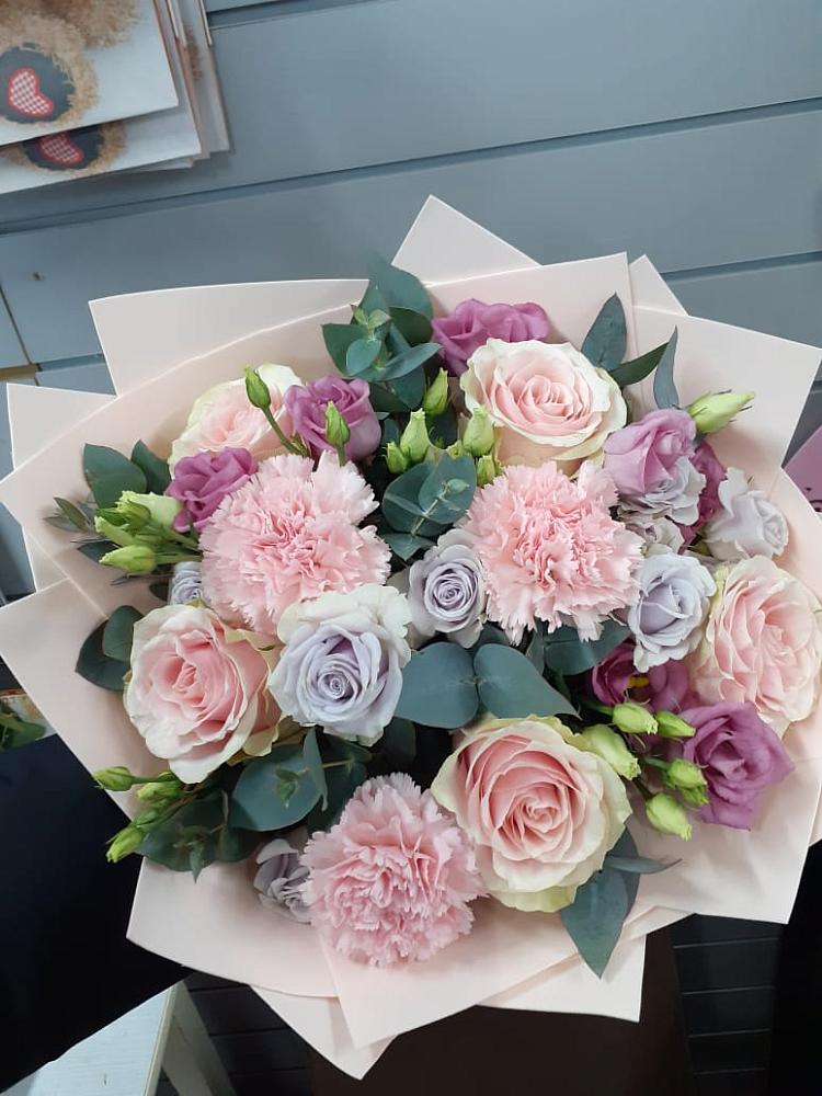 Букет цветов из: Розы, Гвоздики и Лизиантусы в Старогладовской