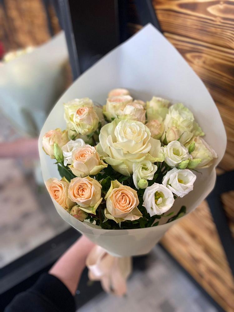 Букет цветов из: Розы и Лизиантусы в Старогладовской